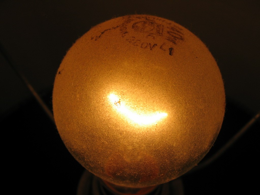 Jak zrobić lampę w stylu loft z malarskich sztalug?